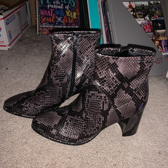 Patterned heels - Picture 3 of 4